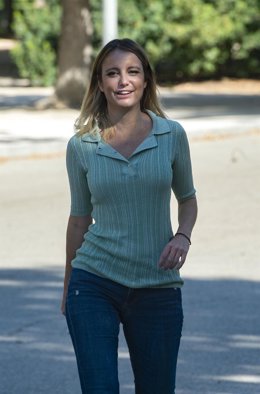 La delegada de Cultura, Turismo y Deporte, Andrea Levy, durante su visita al montaje de la 80 edición de la Feria del Libro de Madrid