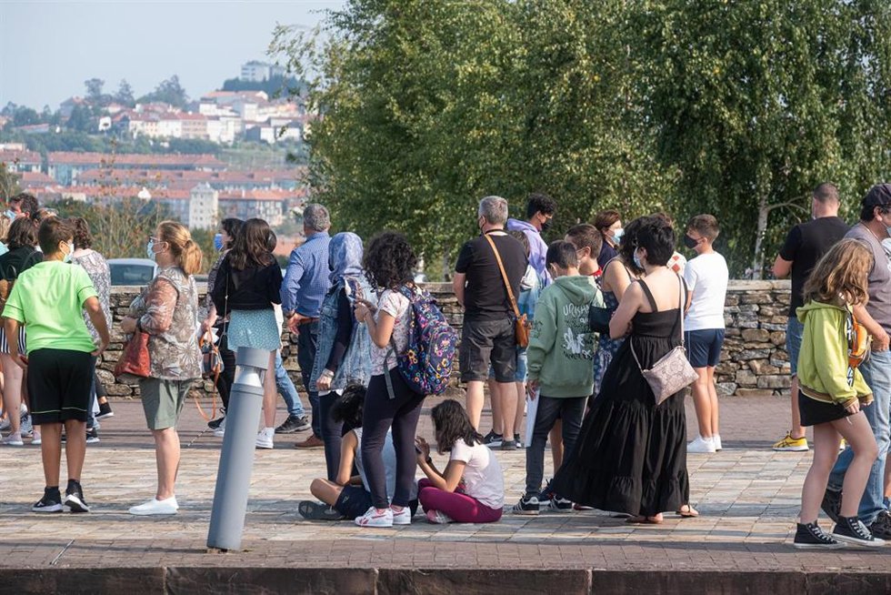 Un grupo de menores junto sus acompañantes, en la cola para recibir la vacuna contra la Covid en la Ciudad de la Cultura de Santiago, en agosto de 2021.