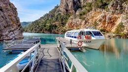 Los españoles optan por viajes más cercanos y por gastar más