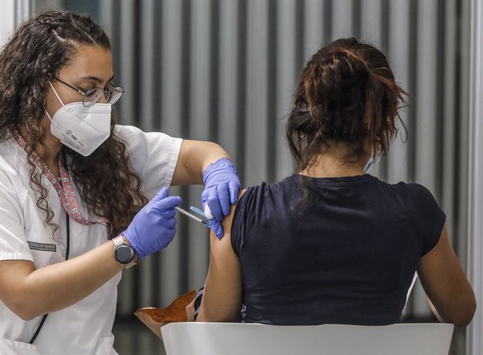 Archivo - Una joven recibe la vacuna contra el Covid-19 en el dispositivo puesto en marcha en la Ciutat de les Arts i les Cincies de Valencia, a 28 de julio de 2021, en Valencia, Comunidad Valenciana, (España). Este gran punto de vacunación, uno de los