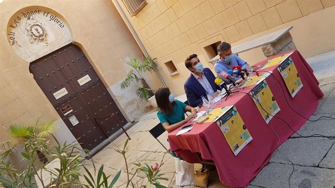 La gerente de la Red de Juderías, Marta Puig (izquierda), el concejal de Turismo, Miguel Merino (centro) y el escritor José Antonio Abella (derecha).