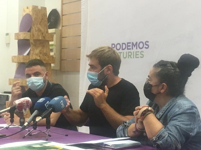 El secretario general de Podemos Asturies, Daniel Ripa, y los portavoces de la formación Cristina Tuero y Francisco Suárez