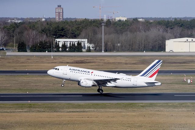 Archivo - Un avión de Air France despegando