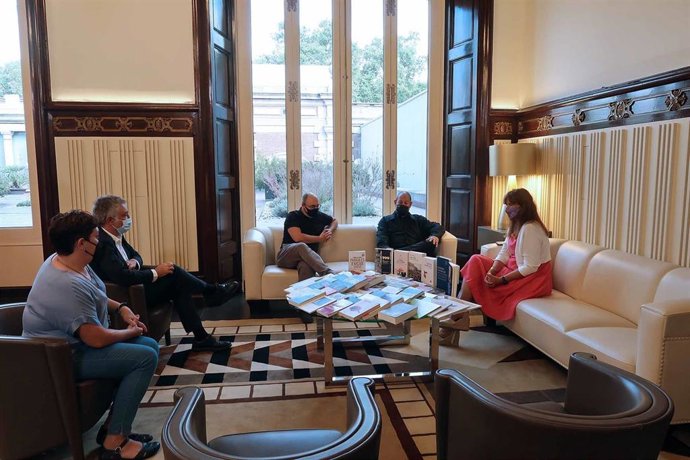 Miembros de Editors.Cat han entregado los libros a la presidenta del Parlament de Catalunya, Laura Borrs.