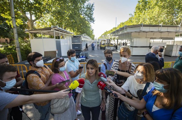 La delegada de Cultura, Turismo y Deporte, Andrea Levy, responde a los medios durante su visita al montaje de la 80 edición de la Feria del Libro de Madrid
