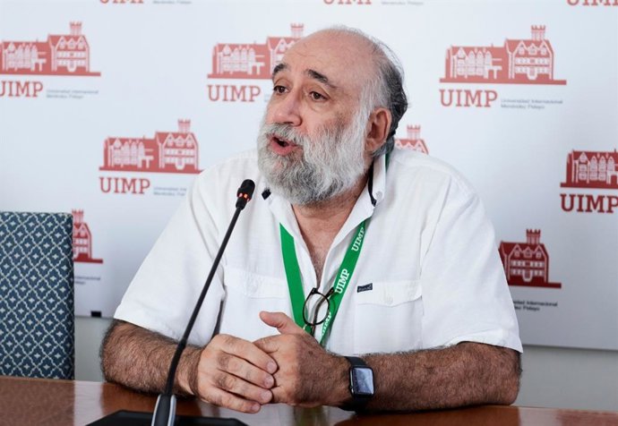 El presidente del Consejo General de la Psicología de España, Francisco Santolaya.