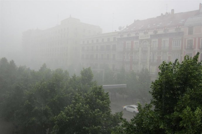 Archivo - El paseo de la Independencia de Zaragoza afectado por una tormenta. 