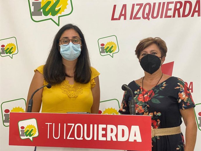 La secretaria de Organización provincial de IU Córdoba, Carmen María Ruiz, y la portavoz de IU en el Ayuntamiento de Castro del Río, Luisa Ortega.