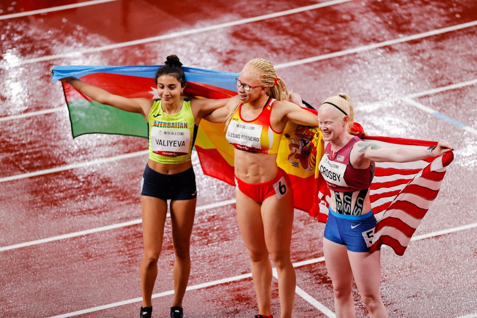 Adiaratou Iglesias celebrando su medalla de oro en los 100 metros de la clase T13 de los Juegos Paralímpicos de Tokio