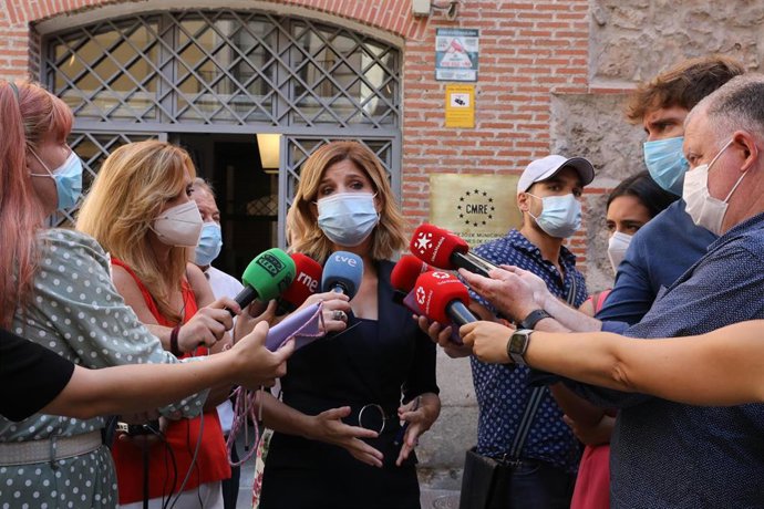 La portavoz socialista en la Asamblea, Hana Jalloul, responde a los medios tras reunirse con el secretario general de la Federación Española de Municipios y Provincias (FEMP), a 31 de agosto de 2021, en la sede de FEMP, Madrid, (España).
