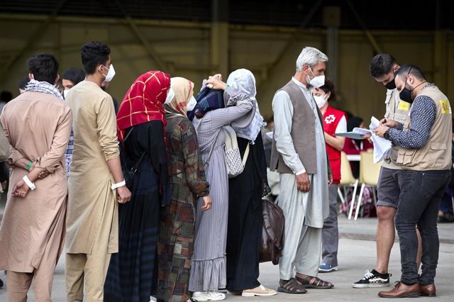 Varios refugiados afganos a su llegada a la base aérea de Torrejón de Ardoz a 24 de agosto de 2021, en Madrid (España). 