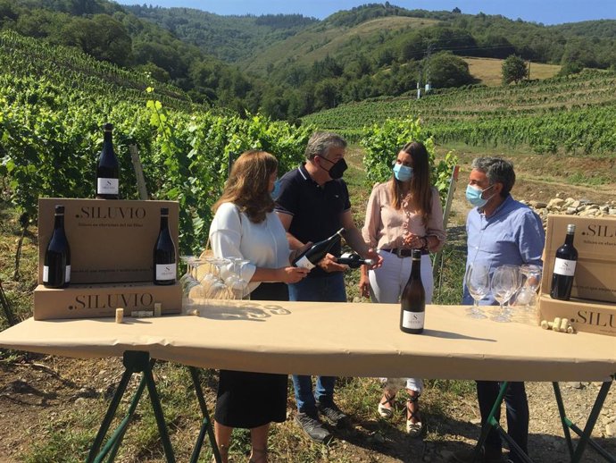 El consejero Alejandro Calvo visita las instalaciones de una bodega en Ibias