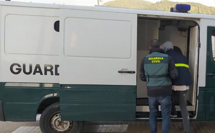 Un agente de la Guardia Civil, con el detenido.