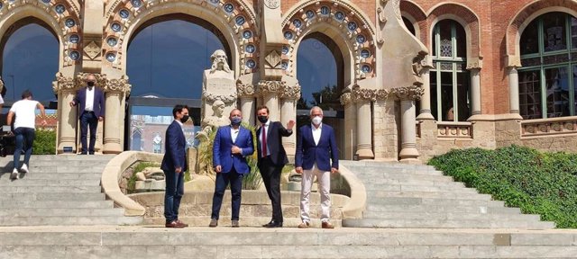 El presidente del PP, Pablo Casado, junto con el líder del PP catalán, Alejandro Fernández y el concejal del PP en Barcelona Josep Bou