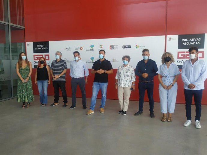 El alcalde de Cáceres y su equipo de Gobierno tras la reunión mantenida en el Garaje 2.0 con motivo del inicio del curso politico