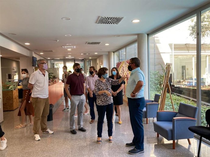 La consellera de Asuntos Sociales, Fina Santiago, durante la visita a Projecte Home Balears.