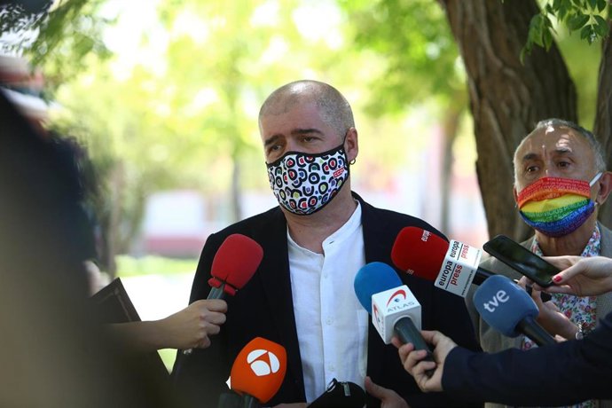 Archivo - El secretario general de CCOO, Unai Sordo, responde a los medios en una imagen de archivo