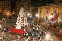 El cambio de fecha de la ofrenda fallera obliga a prescindir de los tradicionales claveles y a usar otras flores