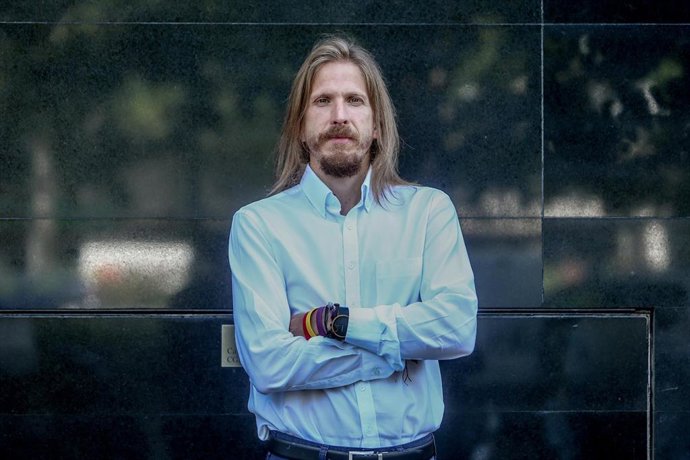 El coordinador general de Podemos en Castilla y León, Pablo Fernández, posa en las inmediaciones de la agencia después de una entrevista para Europa Press, a 12 de agosto de 2021, en Madrid (España).