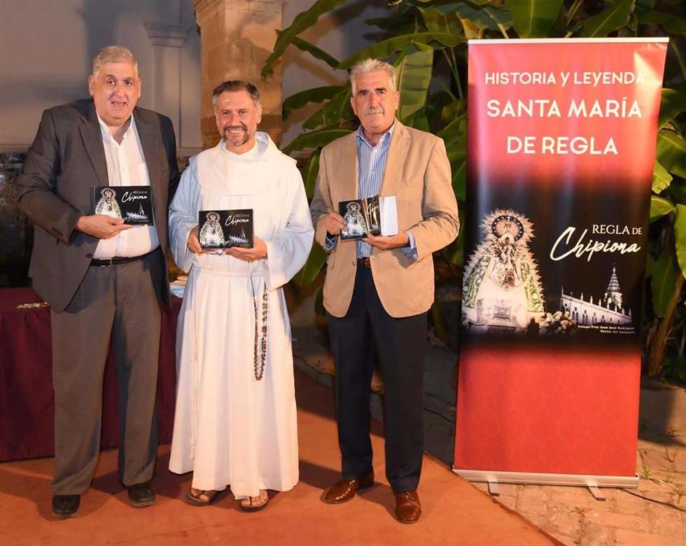 El autor del libro, Miguel Gallardo (a la izquierda), acompañado del rector del Santuario de Regla, fray Juan José Rodríguez Mejías, y el alcalde de Chipiona, Luis Mario Aparcero.