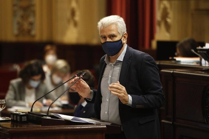 Archivo - El diputado de El PI-Proposta per les Illes Balears Josep Meli interviene en una sesión plenaria en el Parlament.