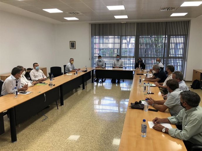 El consejero Antonio Luengo durante la reunión mantenida hoy con los representantes del sector agrario