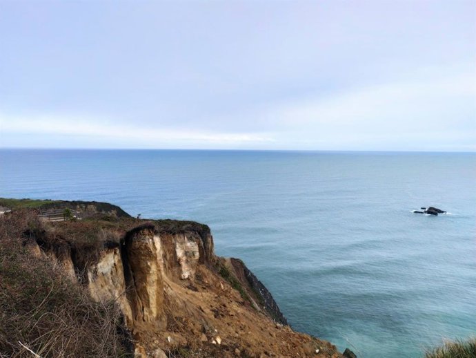 Archivo - Senda peatonal que discurre por la costa asturiana entre La Ñora (Villaviciosa) y Peñarrubia (Gijón), a la altura de la playa de Estaño