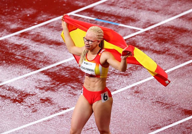 31 August 2021, Japan, Tokyo: Spain's Adiaratou Iglesias Forneiro celebrates with her national after winning the Women's 100m - T13 Final race of the Athletics competition, at the Olympic Stadium during the Tokyo 2020 Paralympic Games.