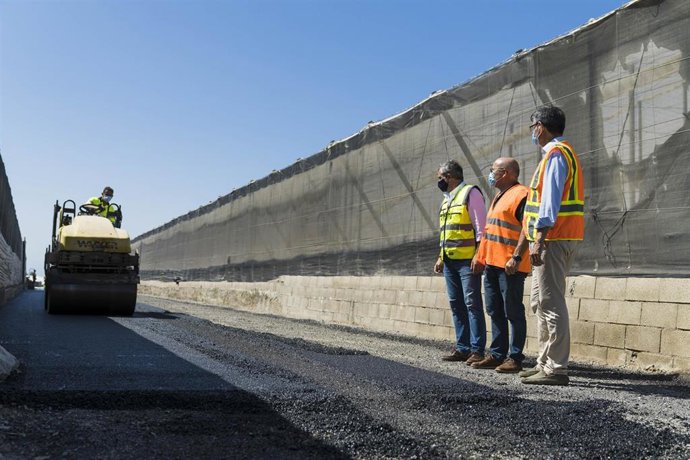 Archivo - Escobar en una visita a obras de mejora de caminos en Adra (Almería).
