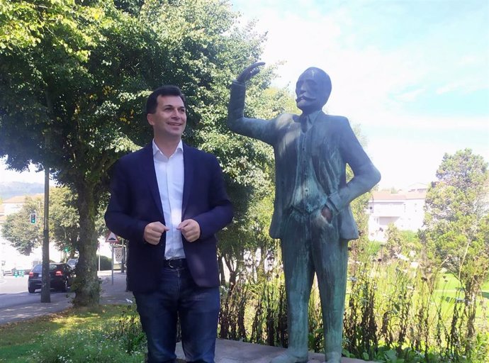 El secretario xeral del PSdeG, Gonzalo Caballero, frente a la estatua del fundador del Partido Socialista, Pablo Iglesias, en un parque de Santiago de Compostela