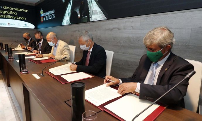 Firma del convenio en materia de dinamización demográfica.