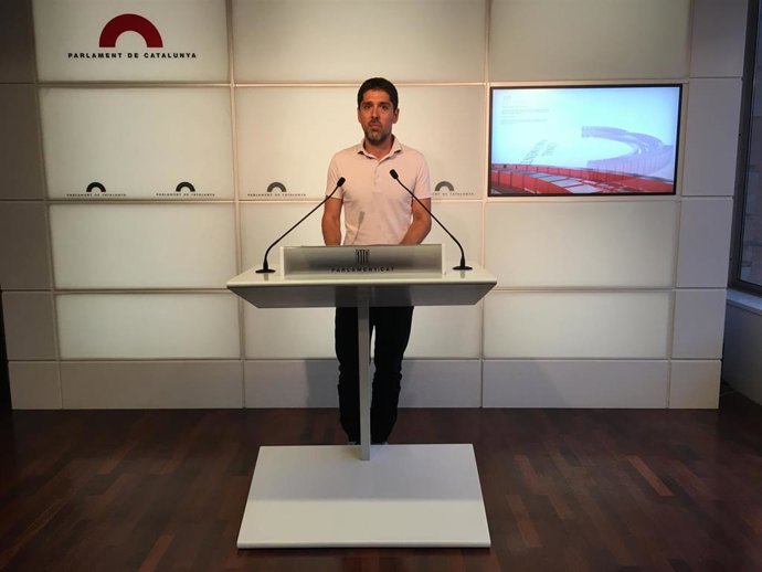 El portavoz de los comuns en el Parlament, David Cid, en rueda de prensa