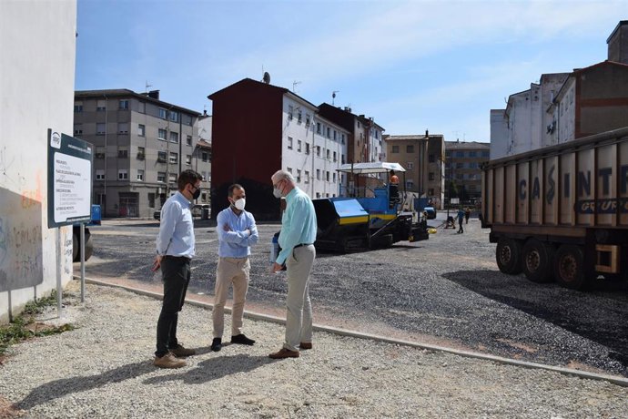 El alcalde de Siero, Ángel García, visita el inicio de las obras para un aparcamiento en el solar cercano al parque de la Paz de Lugones