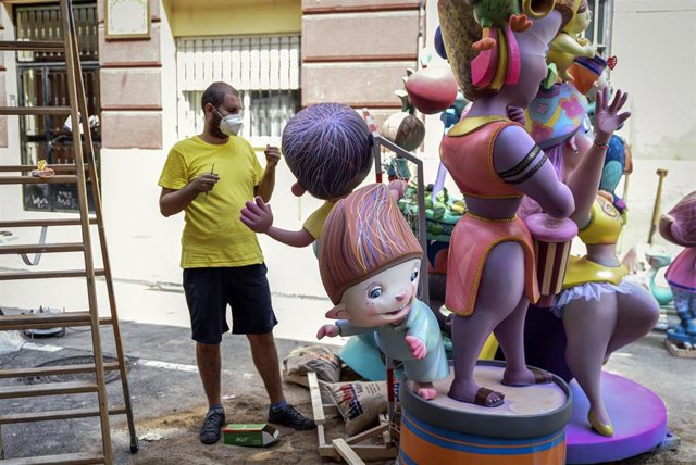 Imagen de los trabajos de 'plantà' de una falla infantil de València.