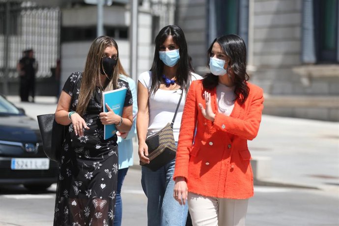 Archivo - La presidenta de Ciudadanos, Inés Arrimadas, junto a la vicealcaldesa de Madrid, Begoña Villacís, y la diputada de Cs en el Congreso Sara Giménez.