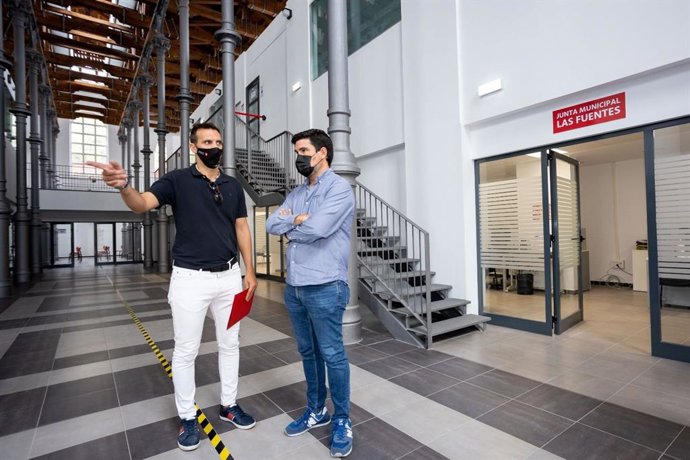 Javier Rodrigo visita las nuevas  instalaciones del centro cívico Salvador Allende, en el Distrito de Las Fuentes