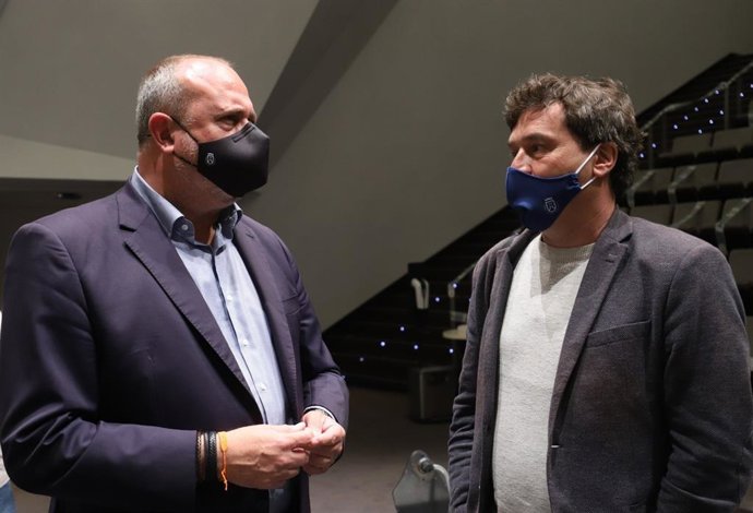 El consejero de Cultura del Cabildo de Tenerife, Enrique Arriega, y el director insular de Cultura, Alejandro Krawietz