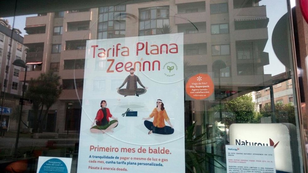 Daños en la cristalera de una oficina de Naturgy en Vigo, causados por un vecino que apedreó las instalaciones tras recibir una factura de la luz "muy elevada".