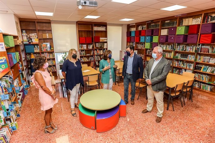 El conselleiro de Educación, Román Rodríguez, visita el centro Iria Flavia en Padrón