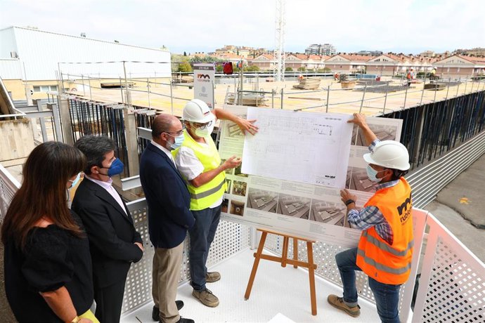 El presidente de Aragón, Javier Lambán, visita las obras del nuevo servicio de Urgencias del Hospital San Jorge de Huesca.