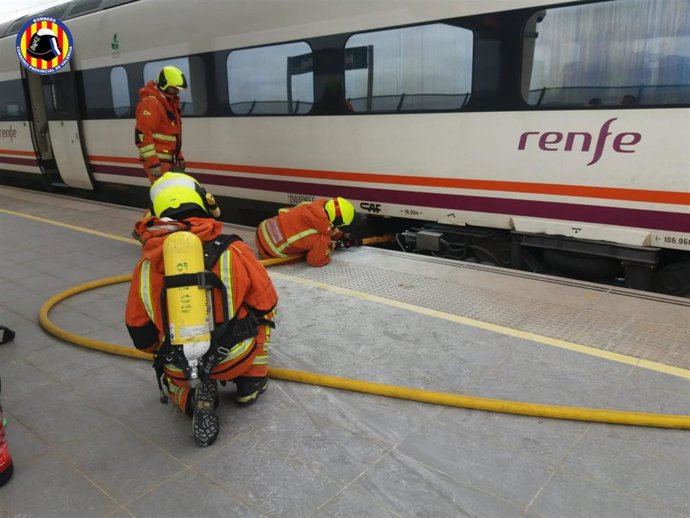 Bomberos del Cosnorcio trabajando en la estación de Requena