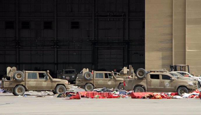 Vehículos abandonados en el aeropuerto de Kabul