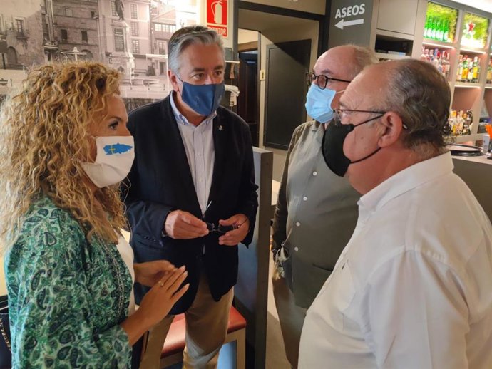 Teresa Mallada, a la izquierda