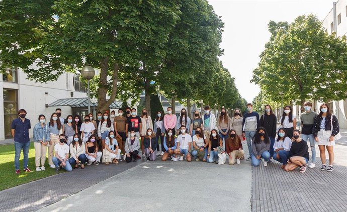 Más de medio centenar de estudiantes de cursos superiores ejercen de mentores para alumnado de nuevo ingreso en la UPNA.