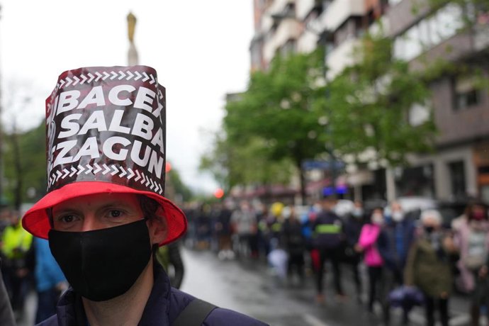 Archivo - Una mujer participa en una manifestación de trabajadores de Tubacex