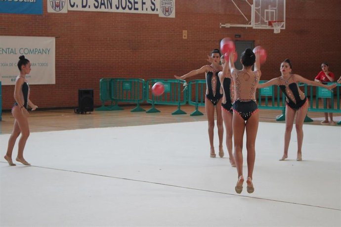Niñas durante la lección de gimnasia rítmica de las Escuelas de Verano