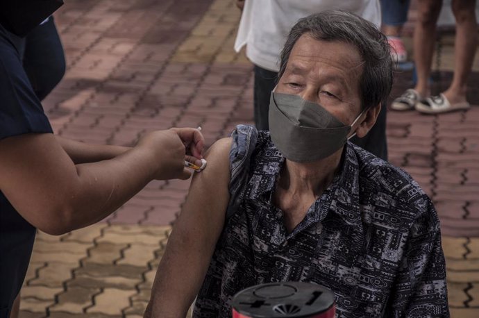 31 August 2021, Thailand, Samut Prakarn: A man receives a dose of the Pfizer-BioNTech Covid-19 vaccine at Raj Pracha high school in Samut Prakarn. Photo: Peerapon Boonyakiat/SOPA Images via ZUMA Press Wire/dpa