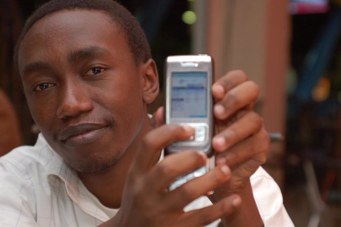 Archivo - Aumento de demanda de móviles en África 
