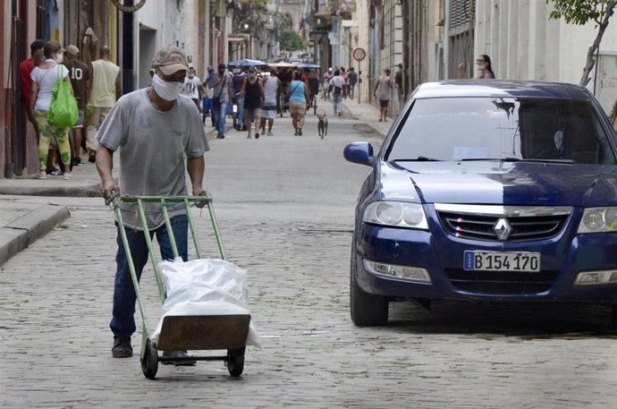 Un trabajador con mascarilla en La Habana