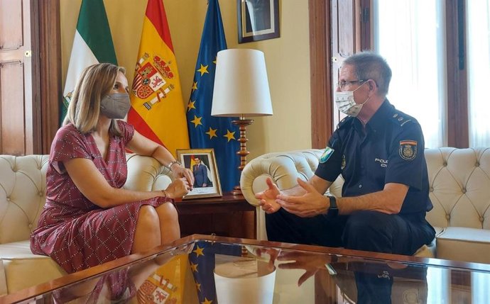 La delegada de la Junta en Almería se reúne con el jefe de la Policía Autonómica en Almería, Francisco Llinares.
